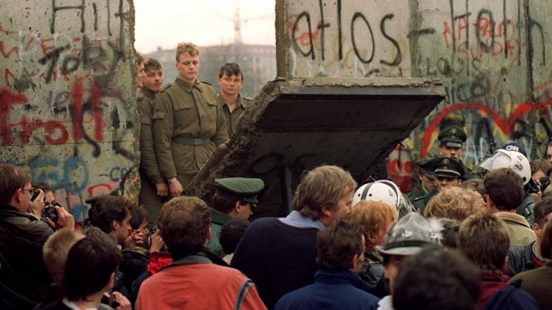 1990年6月，民主德國政府拆毀柏林圍牆