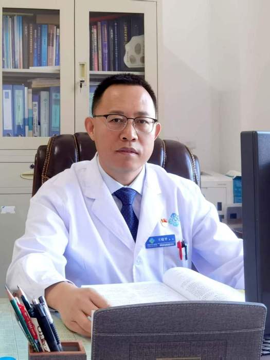 王曉平(呼倫貝爾市人民醫呼吸與危重症醫學科主任) 王曉平(呼倫貝爾市人民醫呼吸與危重症醫學科主任)