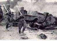 芬蘭士兵使用鐵拳擊毀蘇軍T-34型坦克
