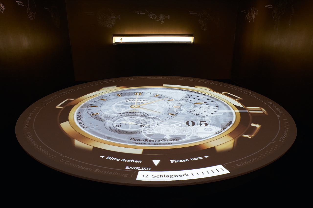 博物館內的投影儀顯示複雜功能機芯的運行