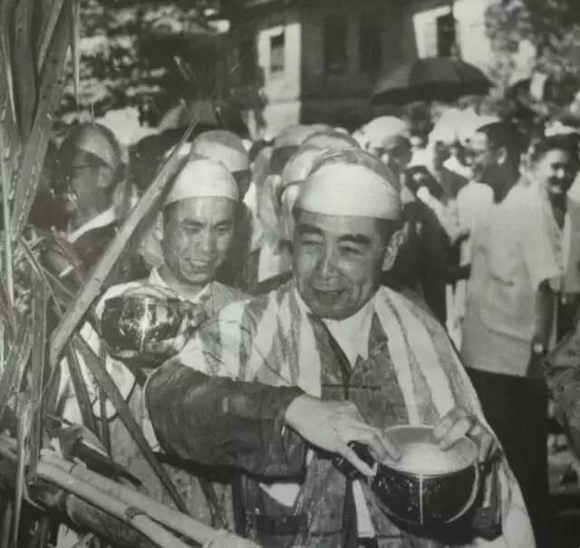 1960年周恩來訪緬時，同緬甸人民歡慶潑水節