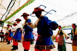 桑木村村民在表演歌舞