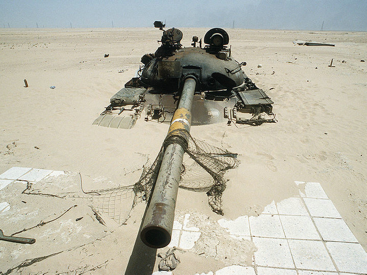 伊拉克埋在沙漠裡的T-62主戰坦克