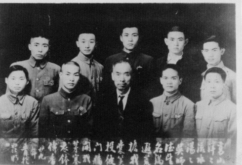 吳峻山(前中)和蔣勛培(前右二)等弟子合影