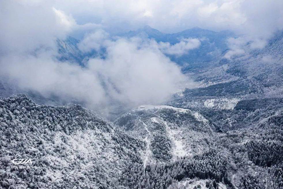 岷山晴雪 岷山晴雪
