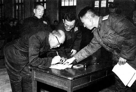 日本戰犯齋藤美夫等三人在釋放通知書上籤字
