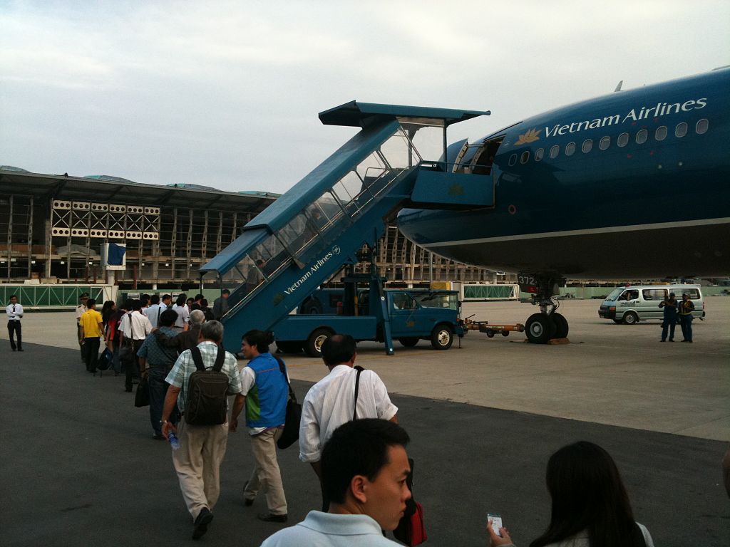 峴港國際機場的新航站樓前一架越南航空公司的噴氣式飛機