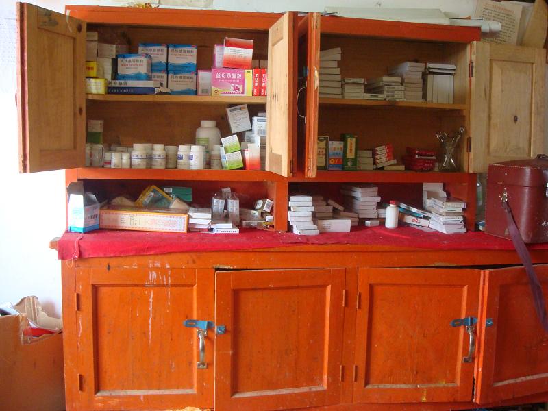 邦崴村衛生所藥櫃