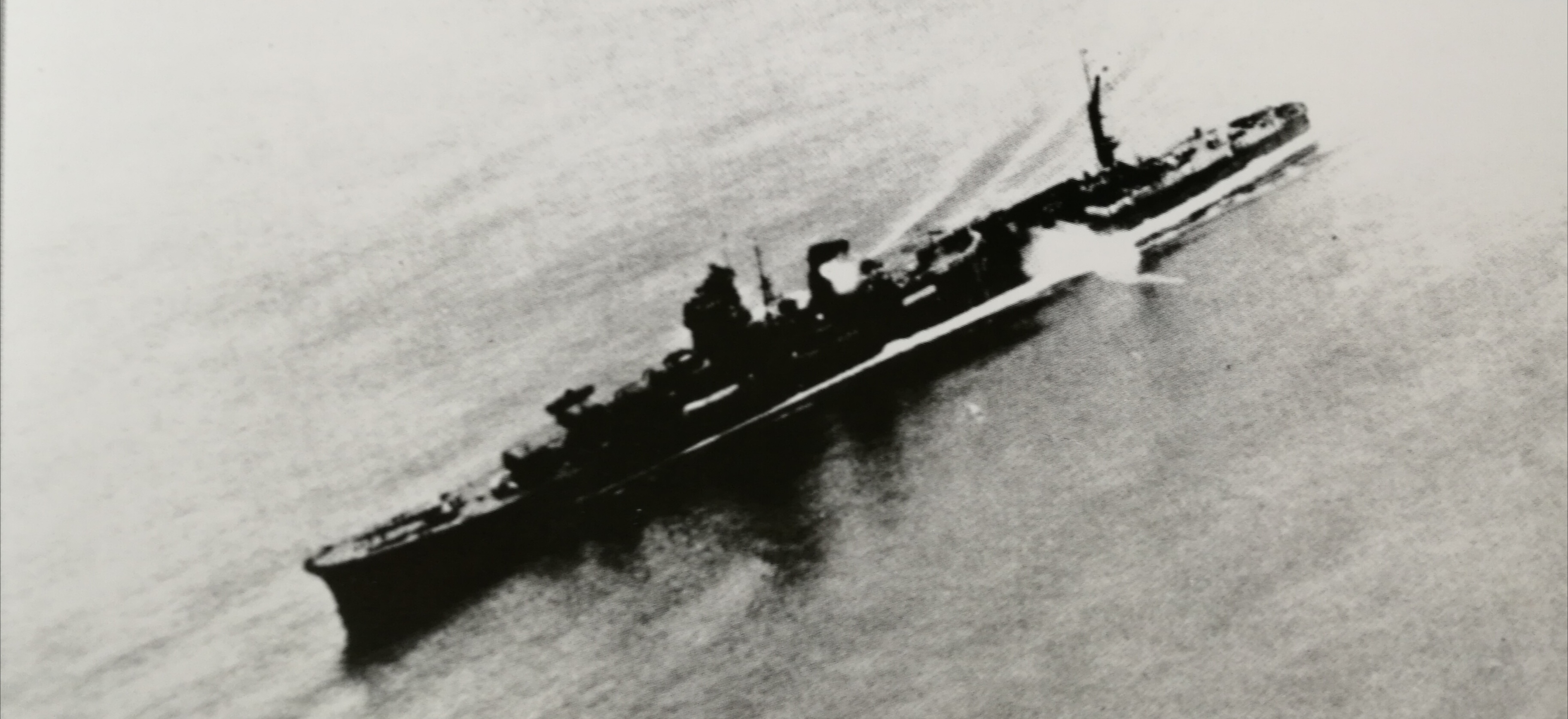 1942年12月7日在特魯克島進行魚雷發射訓練的阿賀野號