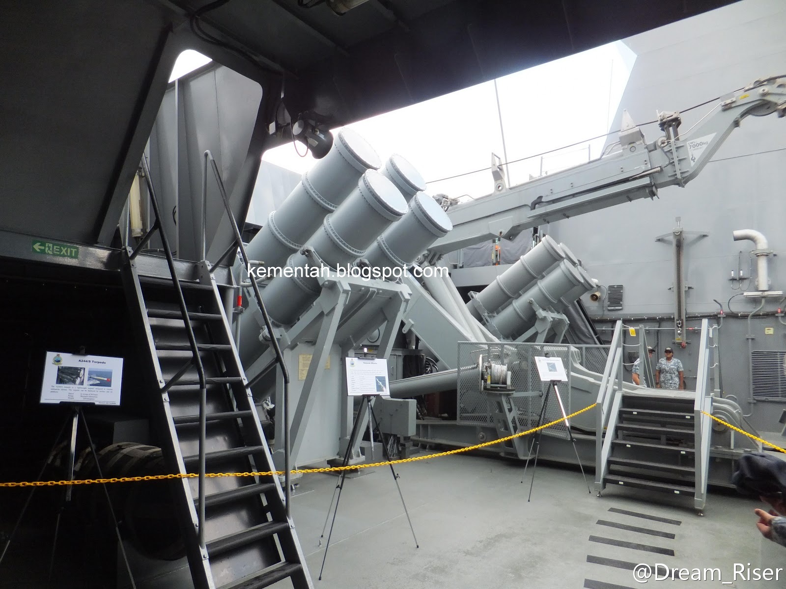 可畏級艦舯半埋式反艦飛彈發射架