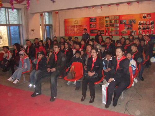 來訪者在吉林省孤兒學校聽報告