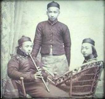 1906年朱雙雲（左）、汪優遊（中）