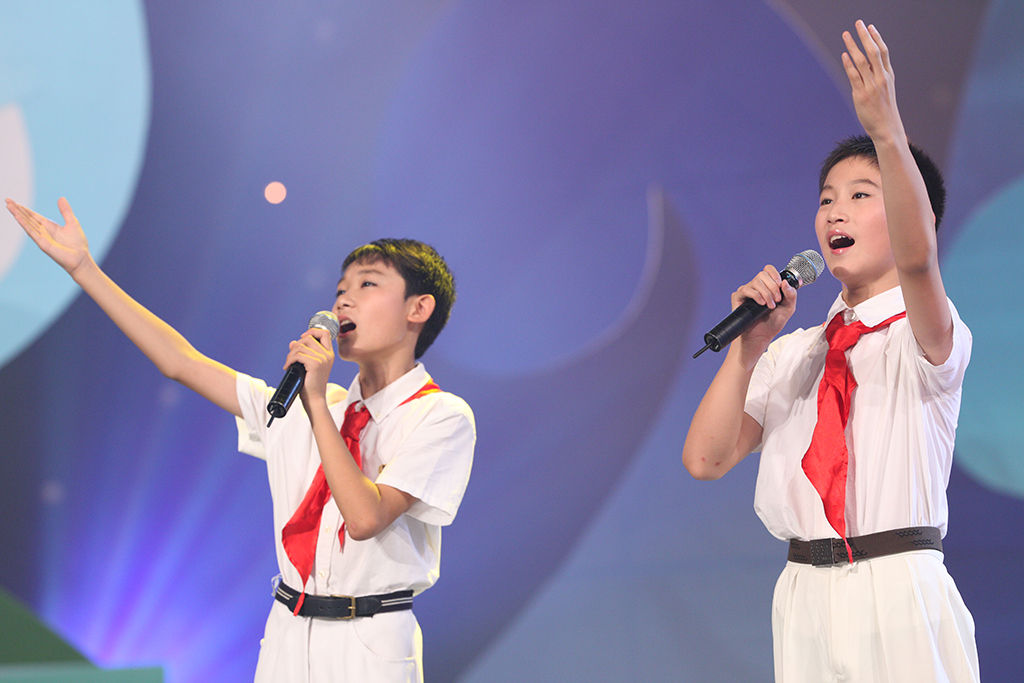 焦彥博(右)與黃河濤合唱《我愛你，中國》