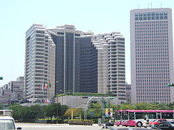 台北君悅大飯店(左)