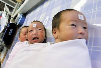 三胞胎女嬰