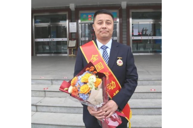 岳增光(陝西紅馬科技有限公司設備管理部電儀班班長) 岳增光(陝西紅馬科技有限公司設備管理部電儀班班長)