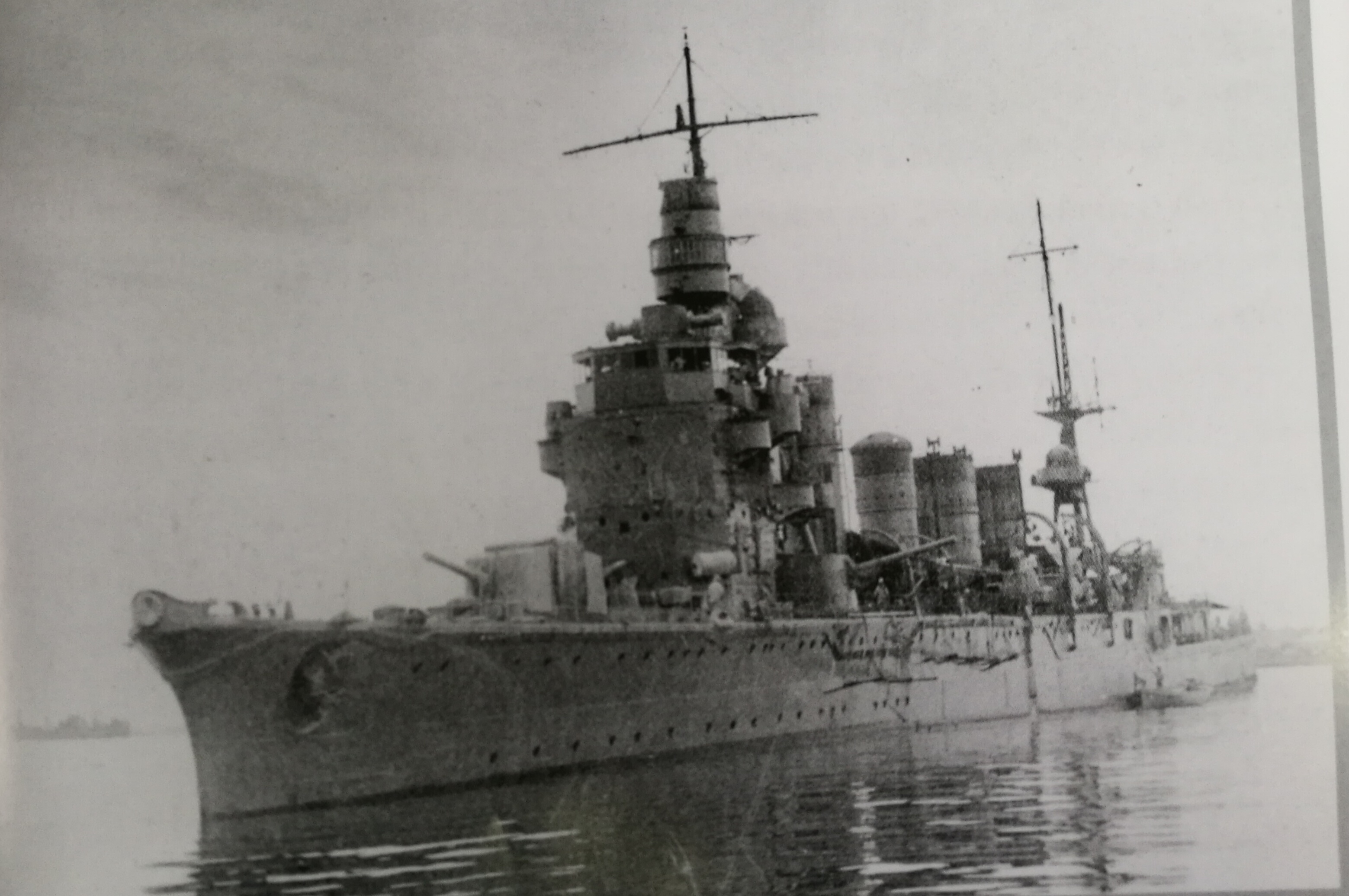 1942年4月，被美軍潛艇襲擊受損的那珂號進入新加坡實里達港修理