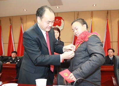 2014年1月4日李仲彬為彭傳忠佩戴英模勳章