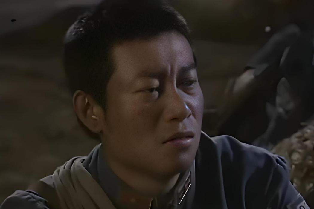 周望(《大刀向鬼子們的頭上砍去》中的虛構角色,由戚雲鵬飾演) 周望(《大刀向鬼子們的頭上砍去》中的虛構角色,由戚雲鵬飾演)