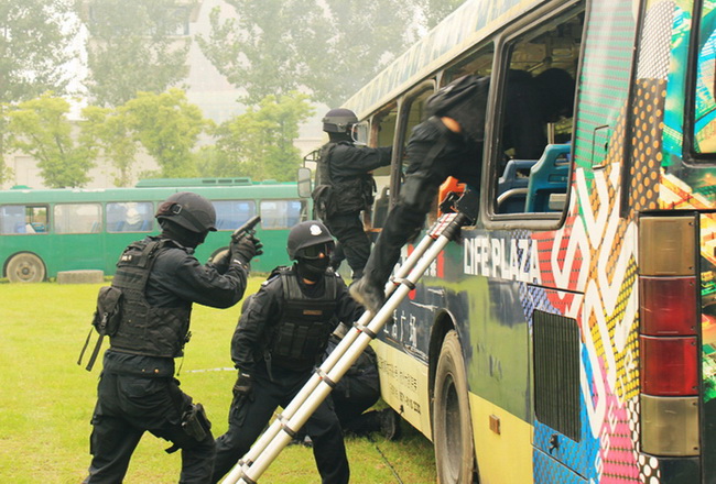 杭州特警反劫持公交訓練