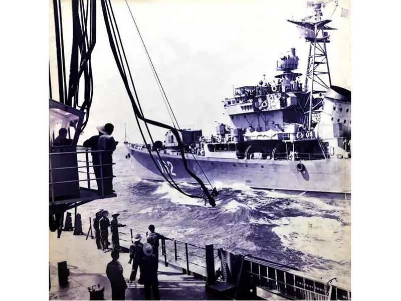 1980年南寧號驅逐艦在西太平洋上補給