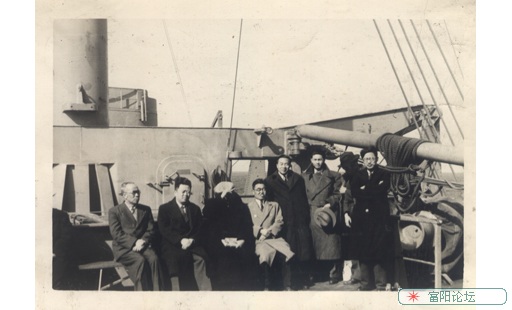 右一為周廷儒，1950年歸國輪船