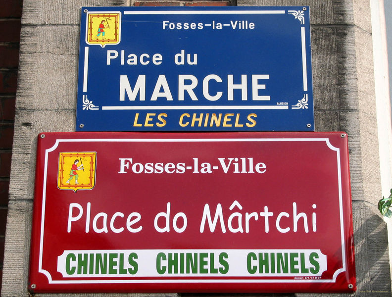 以法語和奧依語兩種語言寫成的市集名牌
