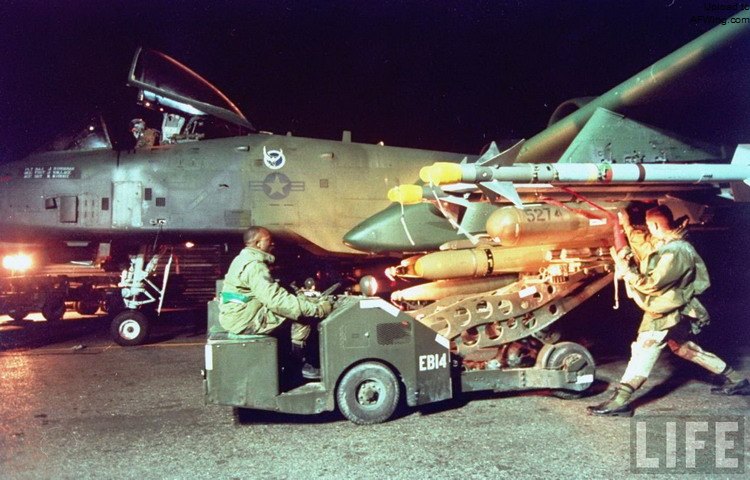 海灣戰爭中，地勤為一架A-10掛彈準備出擊