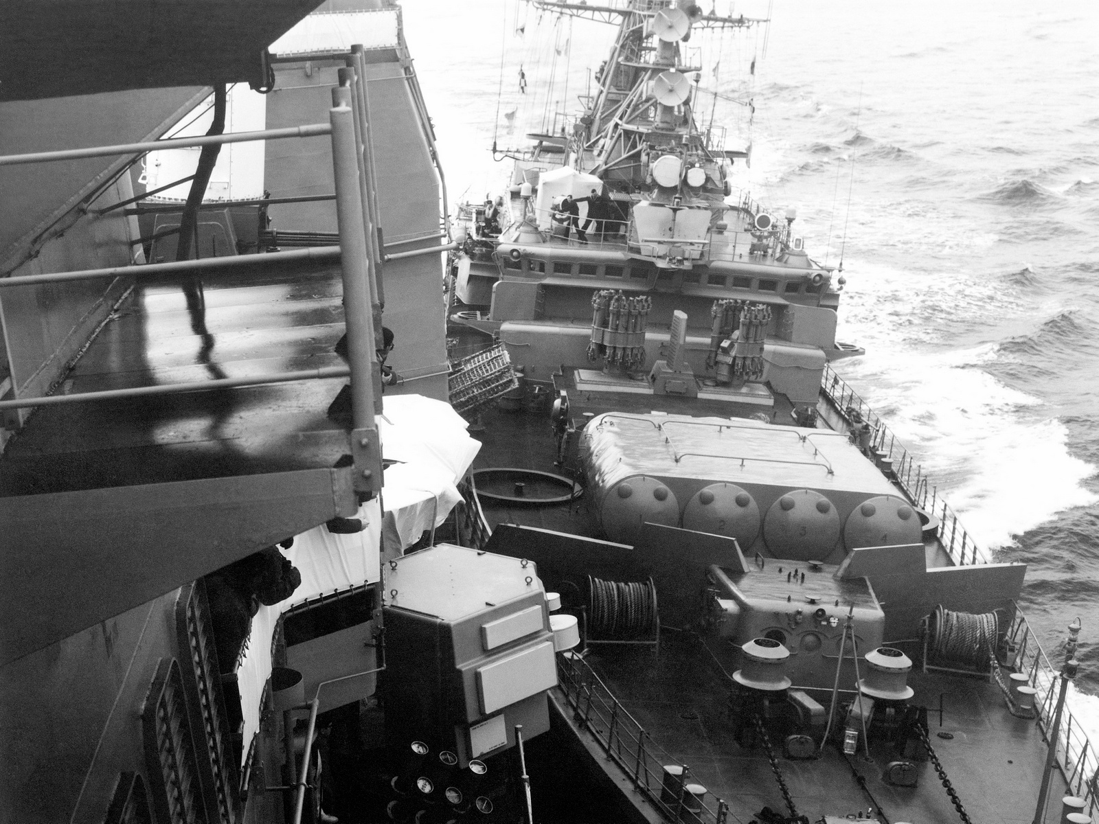 蘇聯811號護衛艦撞擊美國約克城號巡洋艦