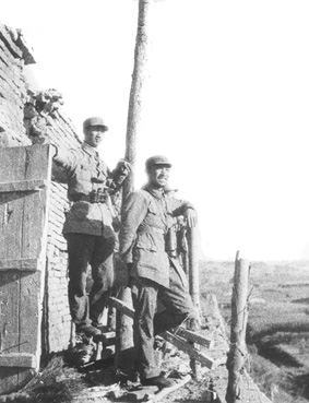 1940年周希漢(後)和陳賡旅長在榆社城