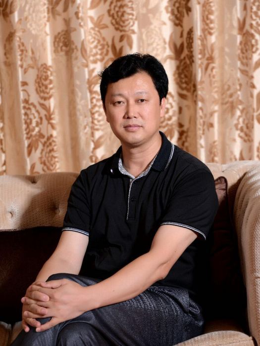 滕召華(湖南大球泥瓷藝有限公司董事長湖南省民營文化產業商會會長) 滕召華(湖南大球泥瓷藝有限公司董事長湖南省民營文化產業商會會長)