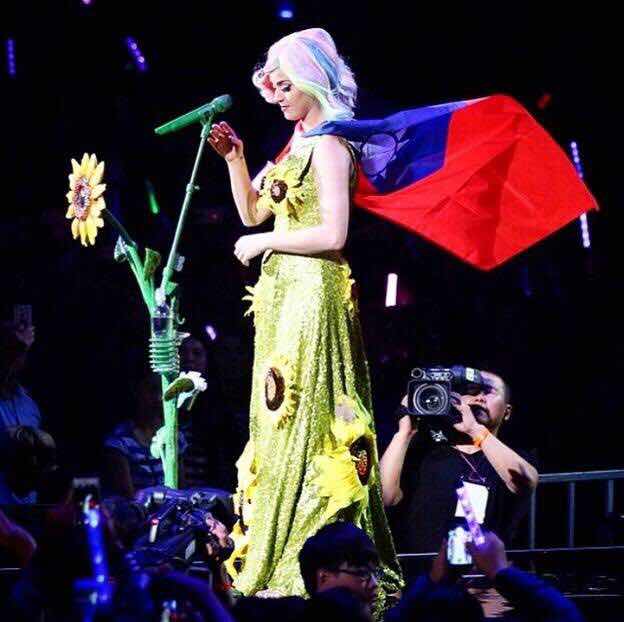 凱蒂佩里在台灣站演唱會披中華民國國旗
