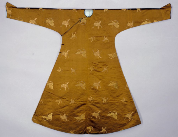 清乾隆古銅色百蝶紋織金緞綿袍