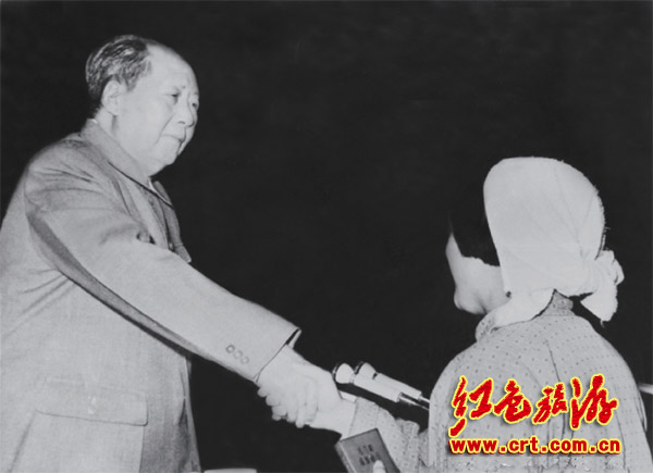 在中共九大會議上，毛主席親切接見呂玉蘭