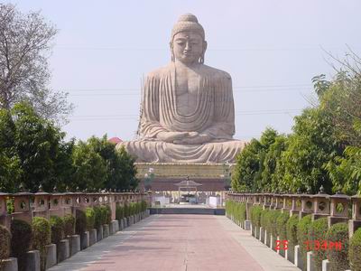 日本佛教徒捐款修建的巨大的釋迦牟尼佛像