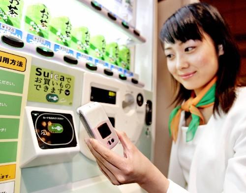 日本——裝有智慧卡的手機在自動售貨機購物
