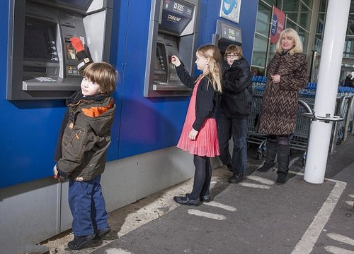 英國現兒童用“零用錢銀行卡”