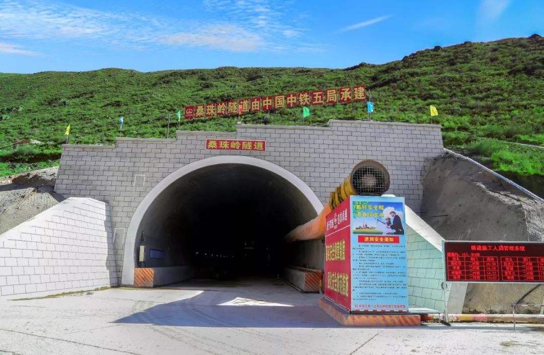 川藏鐵路在建的桑珠嶺隧道