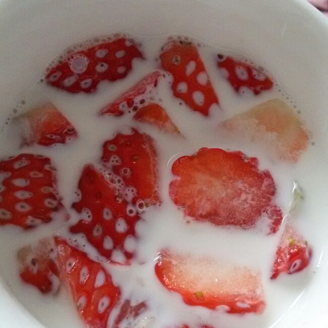 密恐慎入草莓牛奶