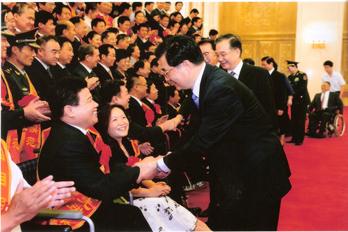 時任國家主席胡錦濤與孫建博握手