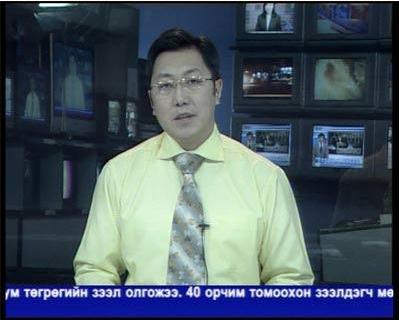 蒙古國家公共電視台主持人播報新聞畫面