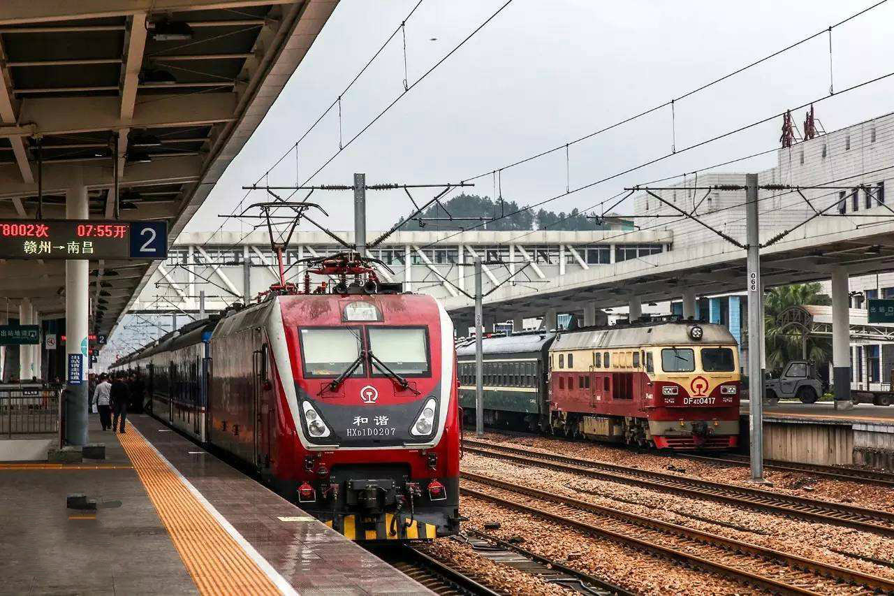 京九鐵路和諧1D型電力機車與東風4D型內燃機車