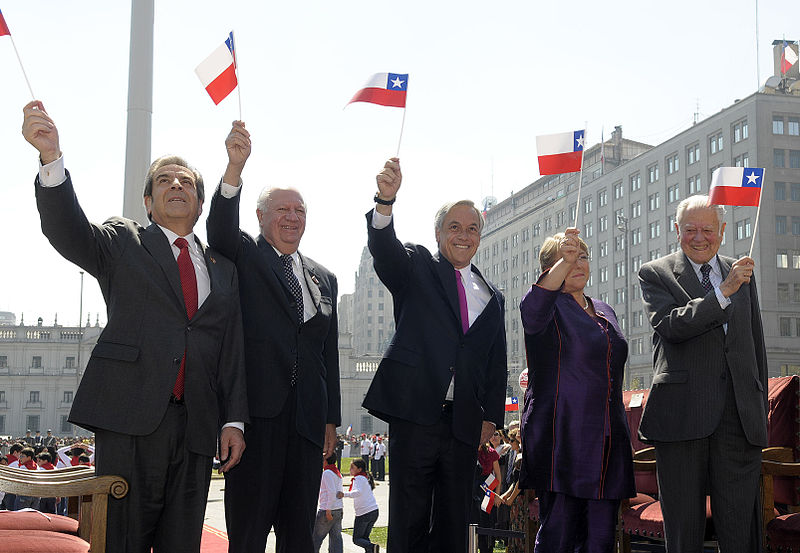 2010年，拉戈斯（左二）出席紀念智利獨立200周年慶祝活動
