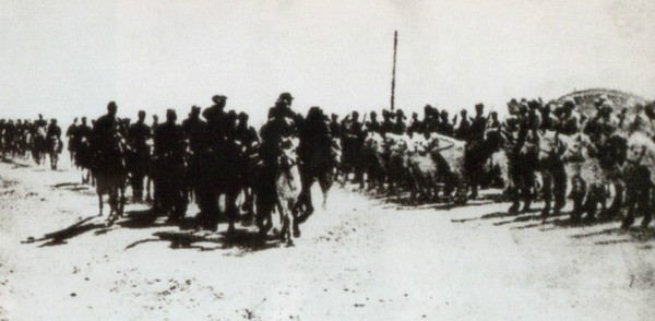 烏蘭夫檢閱內蒙古人民自衛軍（1947年5月）