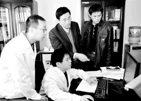 劉紀平（右二）與技術人員一起攻克技術難關