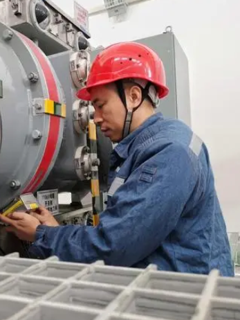 李國偉(廣東電網有限責任公司佛山供電局試驗研究所技術研究分部設備監測及智慧型運維班高級作業員) 李國偉(廣東電網有限責任公司佛山供電局試驗研究所技術研究分部設備監測及智慧型運維班高級作業員)