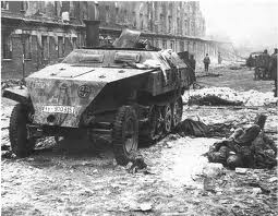 柏林街道上被摧毀的北歐師裝甲車