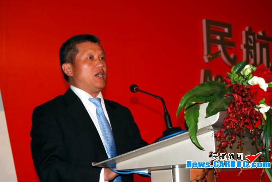 李德潤在2011中國民航發展論壇上發表演講。