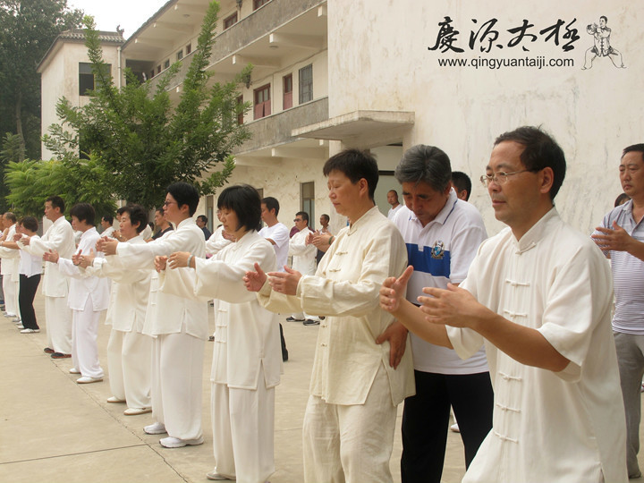 慶源太極學員在陳家溝太極拳學校練習樁功