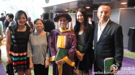 香港演藝學院榮譽音樂博士典禮後與家人合照